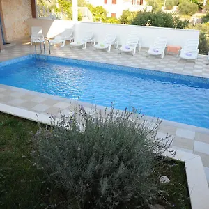 https://apartmentsrooms-jelavic.hotels-in-trogir.com